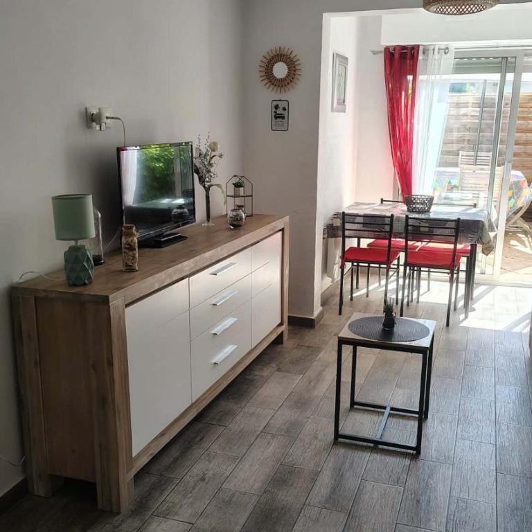 STE83 Le Lagon bleu - Flore 04 - rez de jardin avec terrain privatif - tennis - piscine pour 4 personnes - Appartement 1 Chambre avec Jardin - 7