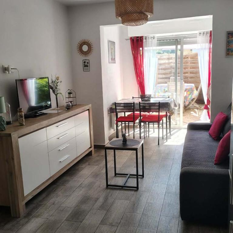 STE83 Le Lagon bleu - Flore 04 - rez de jardin avec terrain privatif - tennis - piscine pour 4 personnes - Appartement 1 Chambre avec Jardin - 8
