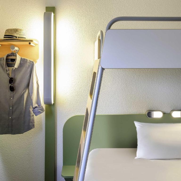 ibis budget Bordeaux Lac - Chambre Standard avec 1 Lit Double et 1 Lit Superposé - 5