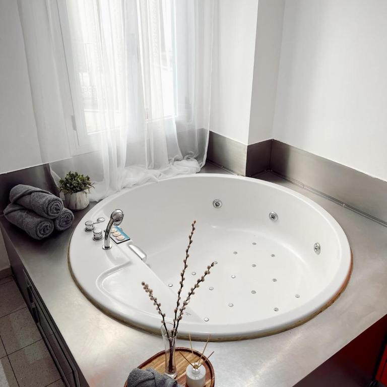 Exclusive studio next to Gran Vía with a jacuzzi - Apartamento de 1 dormitorio - 12
