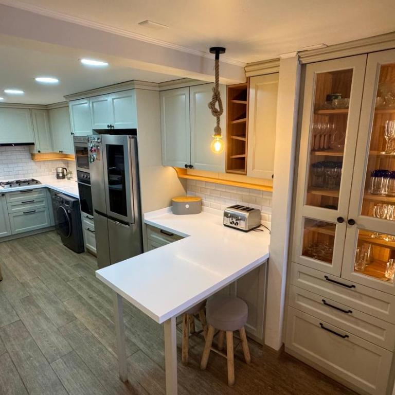 Renovated 4-Bedroom House 300m from the Beach - Casa de 4 dormitorios - 3