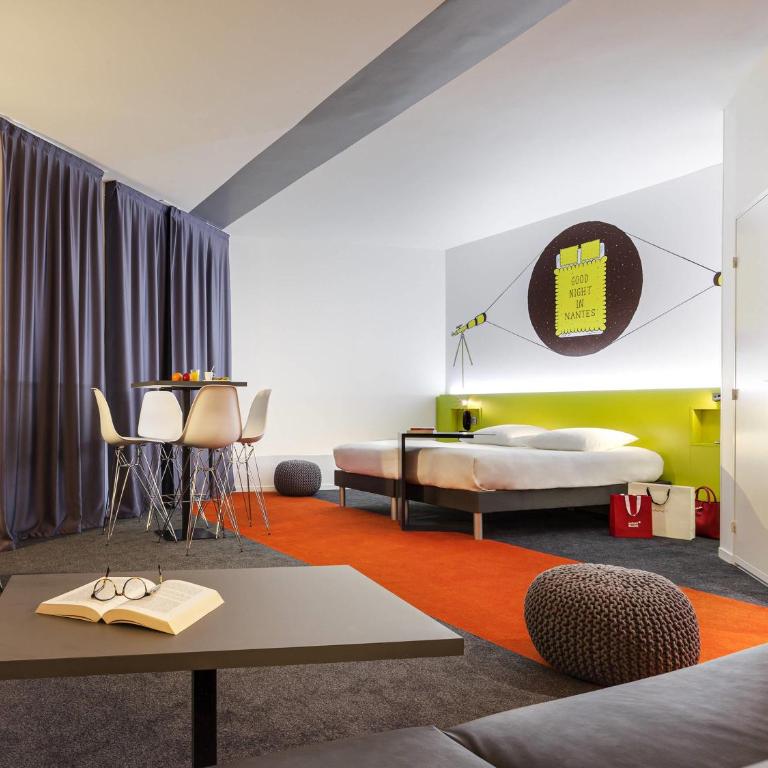 ibis Styles Nantes Centre Gare - Suite Familiale Standard avec 1 Lit double et Lits Jumeaux - 2