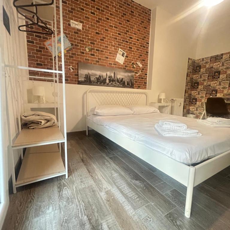 B&B GATE 10 FIERA Bologna - Camera Matrimoniale con Bagno Privato - 1