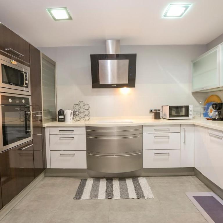 Stunning 2BR Apartment with Panoramic Sea Views - Two-Bedroom Apartment - 17
