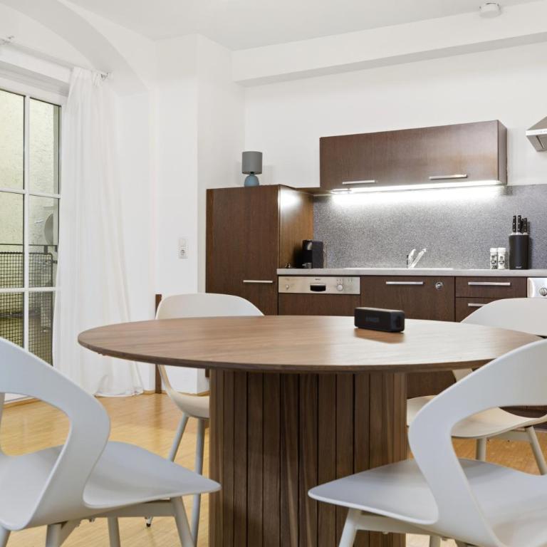 Alpena Homes, Zentrum, sehr geräumig, Küche - Apartment mit 2 Schlafzimmern - 10