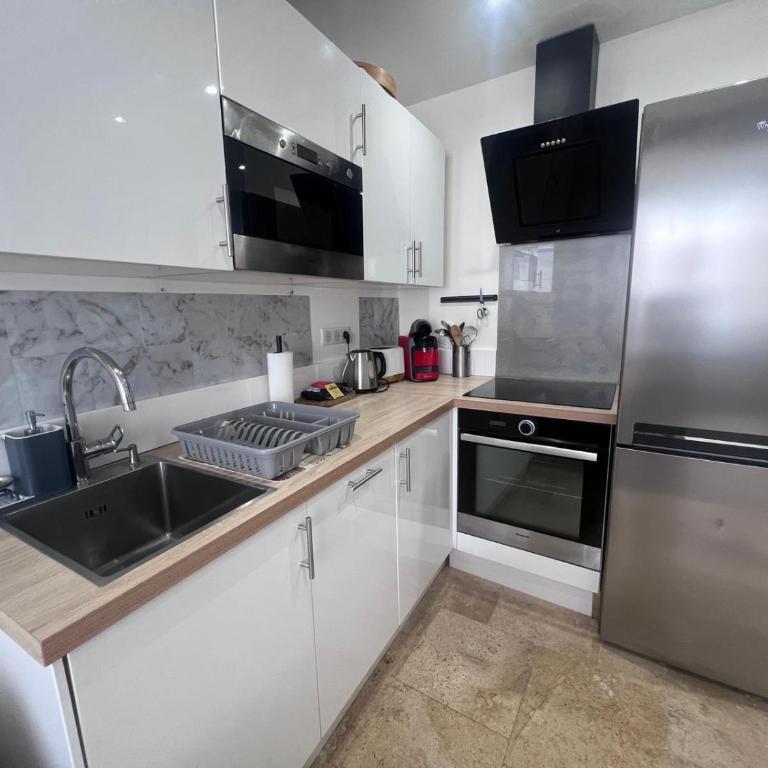 Charmant appartement rénové au cœur du Vieil Antibes - One-Bedroom Apartment - 4