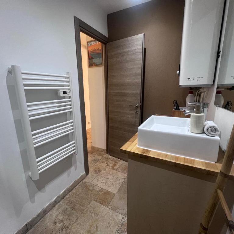 Charmant appartement rénové au cœur du Vieil Antibes - One-Bedroom Apartment - 9