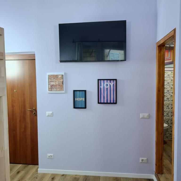 It's a Room - One-Bedroom Apartment - 18