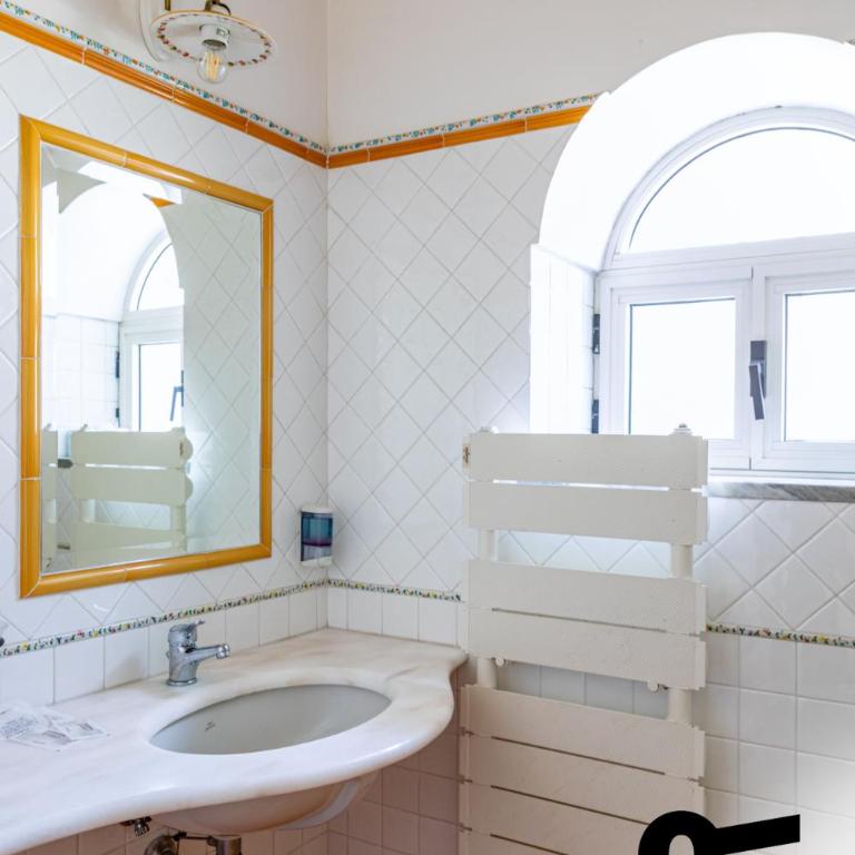 Hotiday Positano Suites and View - Camera Matrimoniale Deluxe con Balcone e Vista Mare - 17
