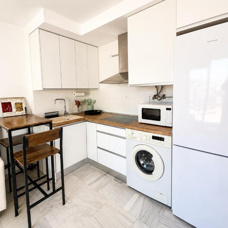 Ático con Solárium Privado Playa a 10 min - Apartamento de 1 dormitorio - 13
