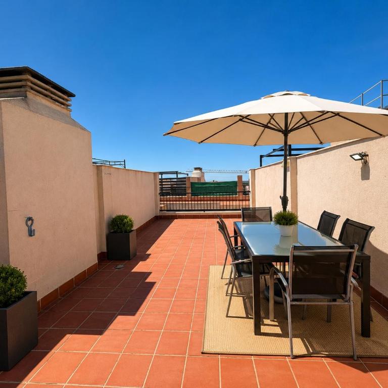 Ático con Solárium Privado Playa a 10 min - Apartamento de 1 dormitorio - 14