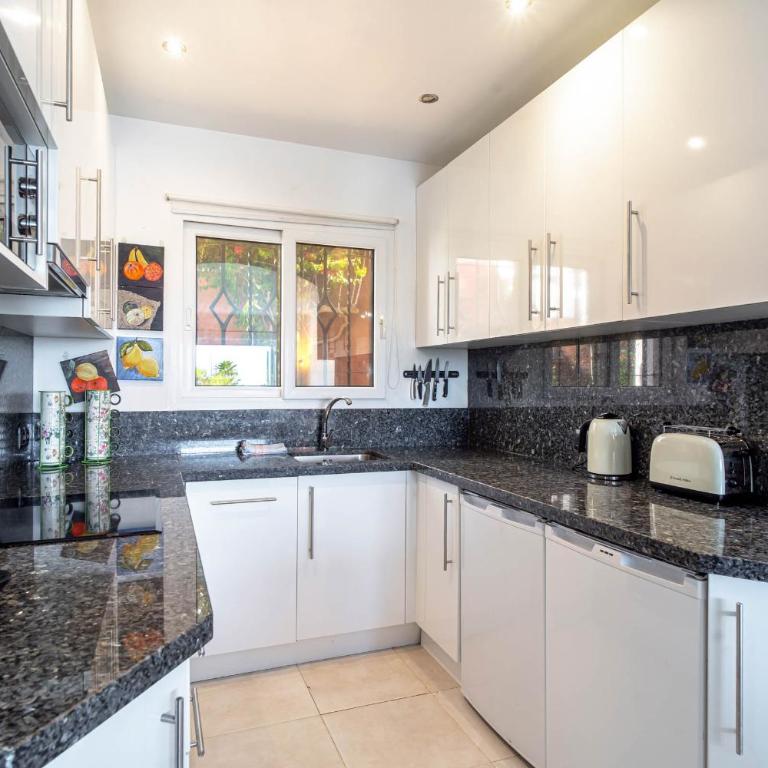 Tropicana 6C - Apartment with Sea Views, Large Terrace and BBQ - Appartement 2 Chambres avec Terrasse et Vue sur la Mer - 16