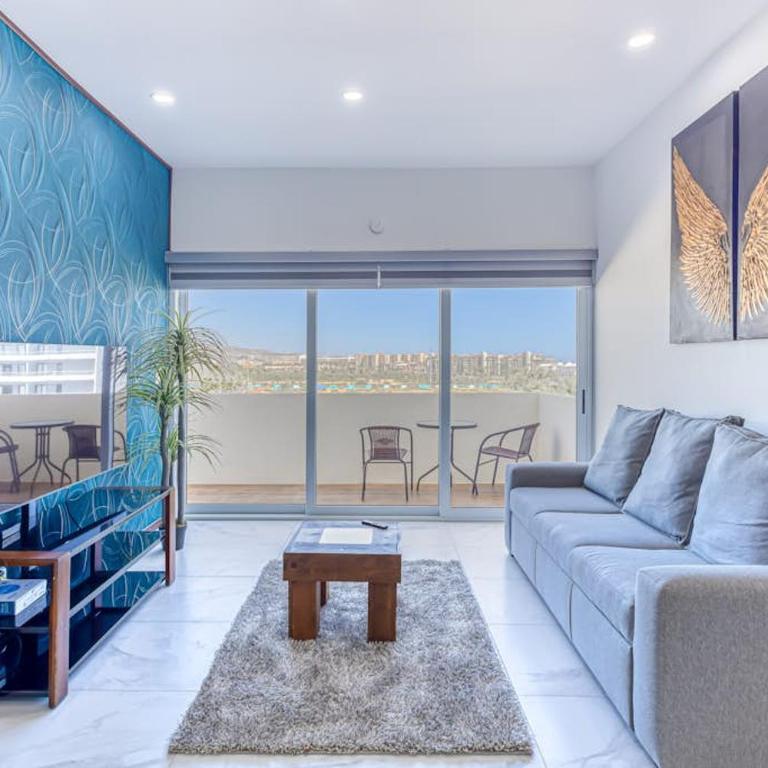 Luxury Condo with Shared Gym, Rooftop Pool, and Centrally Located - Maison de Vacances - 1