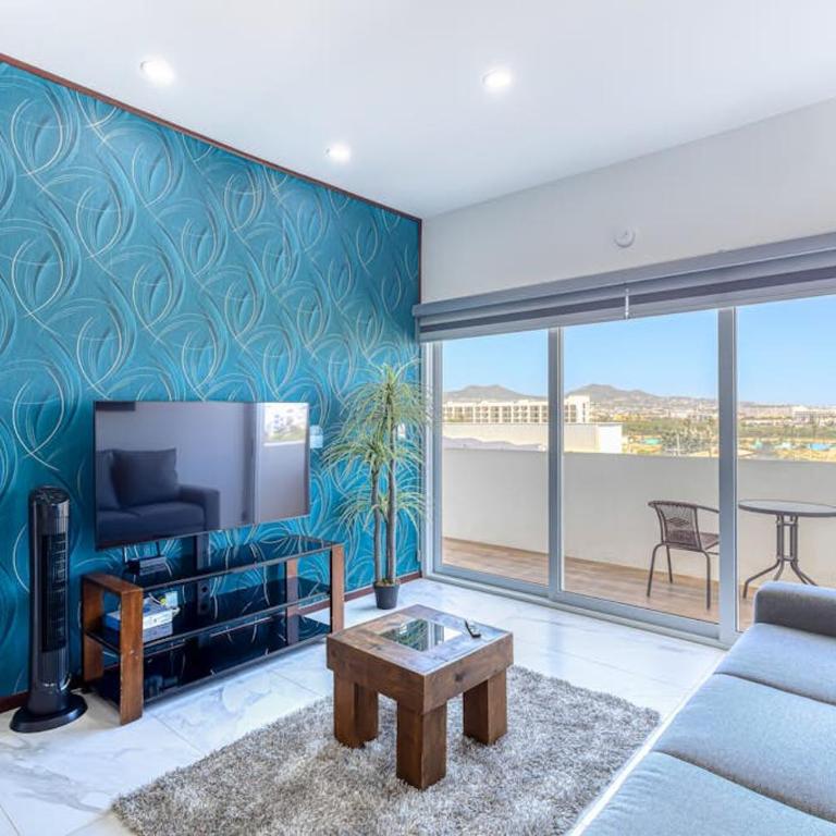 Luxury Condo with Shared Gym, Rooftop Pool, and Centrally Located - Maison de Vacances - 2