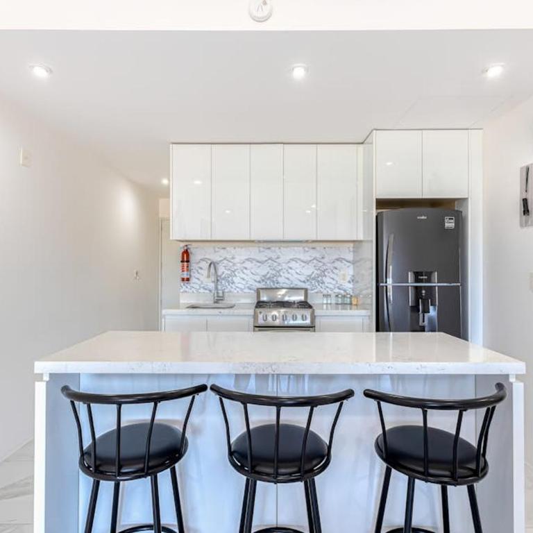 Luxury Condo with Shared Gym, Rooftop Pool, and Centrally Located - Maison de Vacances - 8