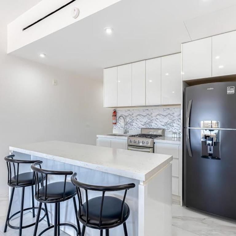 Luxury Condo with Shared Gym, Rooftop Pool, and Centrally Located - Maison de Vacances - 10