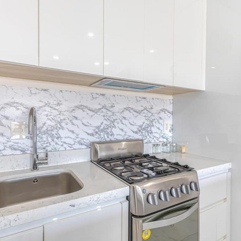 Luxury Condo with Shared Gym, Rooftop Pool, and Centrally Located - Maison de Vacances - 11