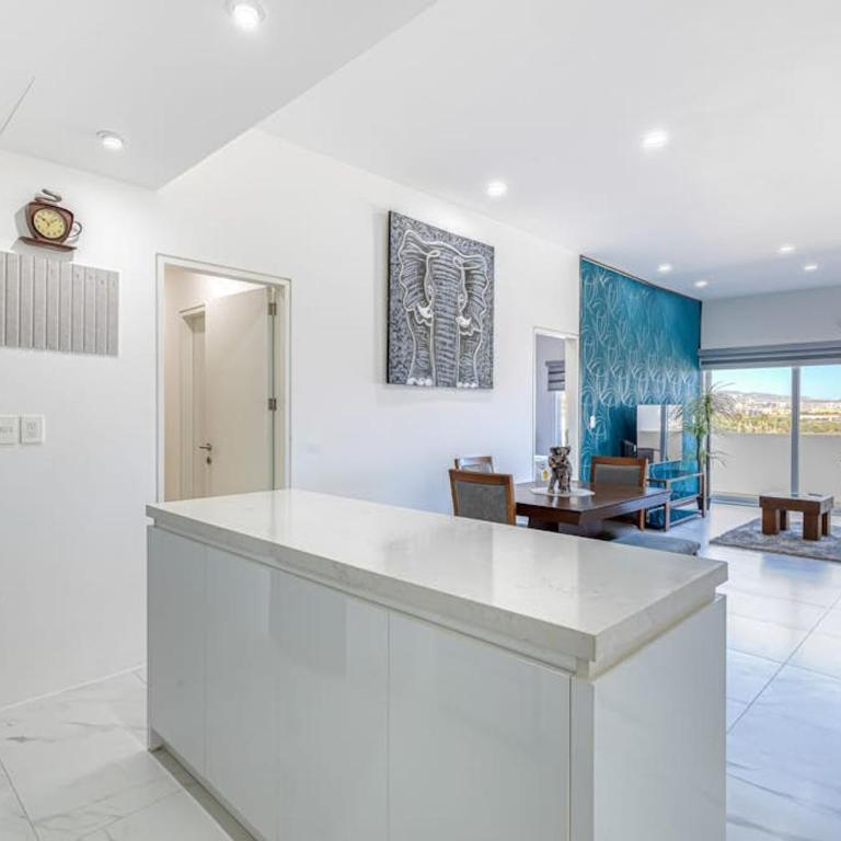 Luxury Condo with Shared Gym, Rooftop Pool, and Centrally Located - Maison de Vacances - 12