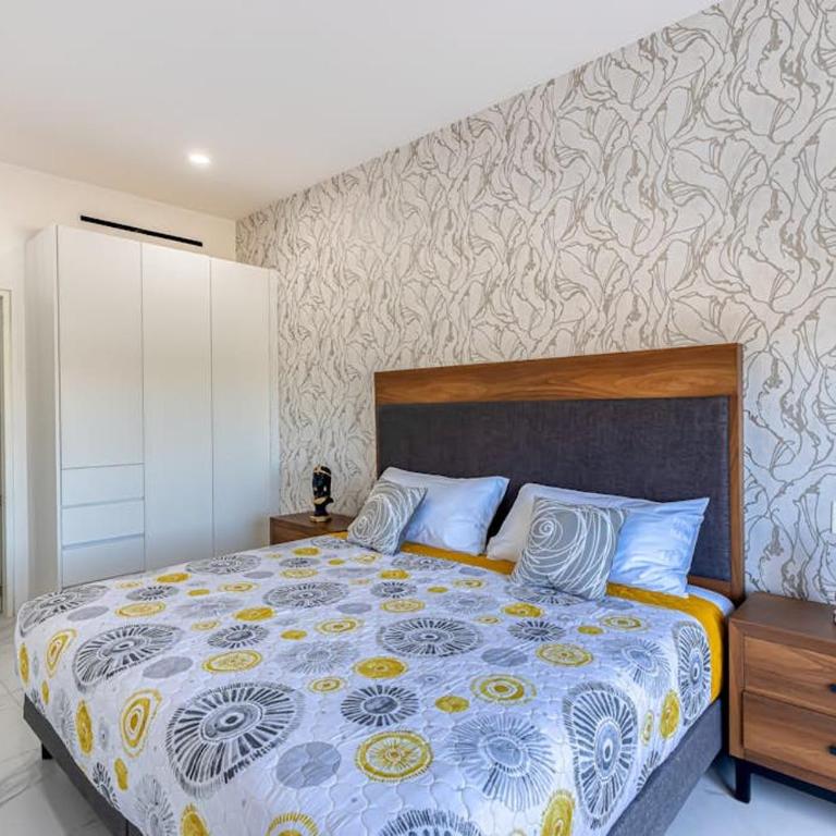 Luxury Condo with Shared Gym, Rooftop Pool, and Centrally Located - Maison de Vacances - 16