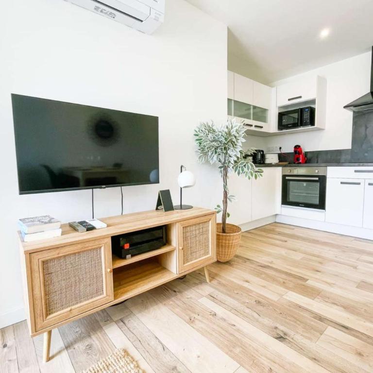 Clary – T2 climatisé lumineux • 4 pers • Hyper centre Grenoble • Vue montagnes - One-Bedroom Apartment with Balcony - 2
