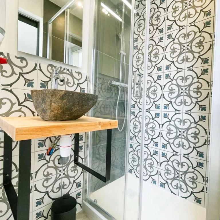 Clary – T2 climatisé lumineux • 4 pers • Hyper centre Grenoble • Vue montagnes - One-Bedroom Apartment with Balcony - 7
