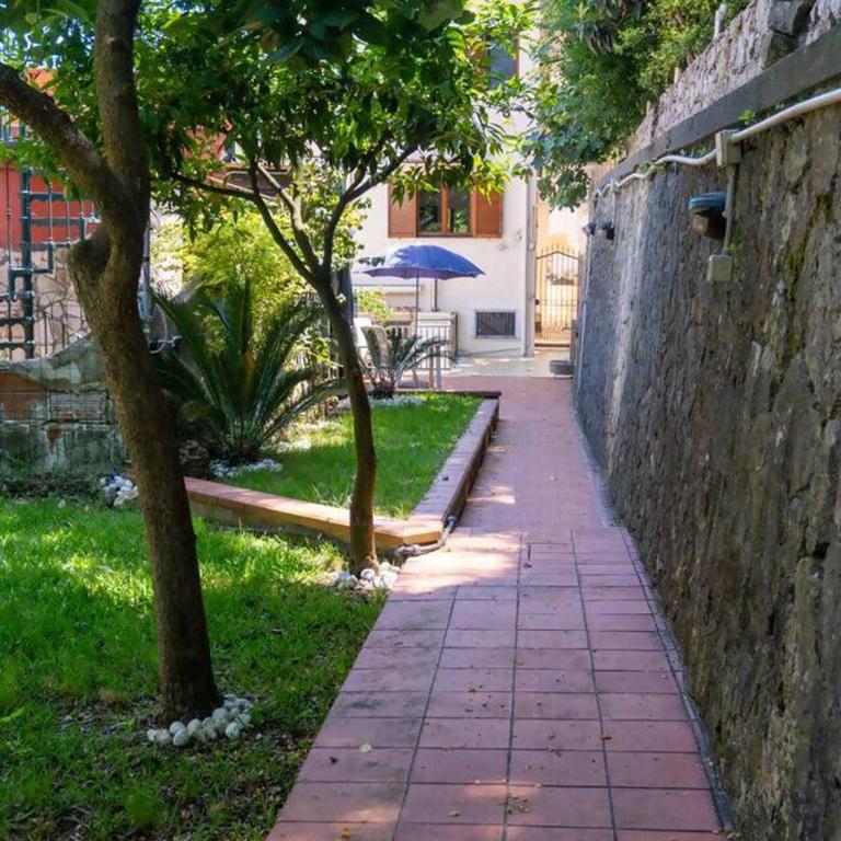 Casa con giardino e ampio terrazzo - A Casa di Ugo - Appartamento - 11