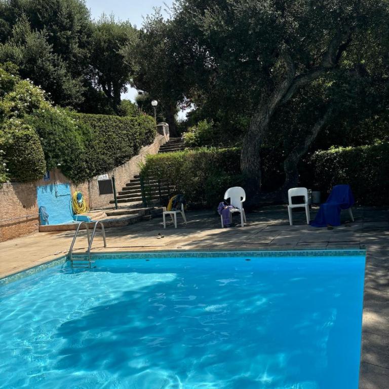 Le Mazet des amis-tree-lined-swimming pool-near sea - Villa - 4