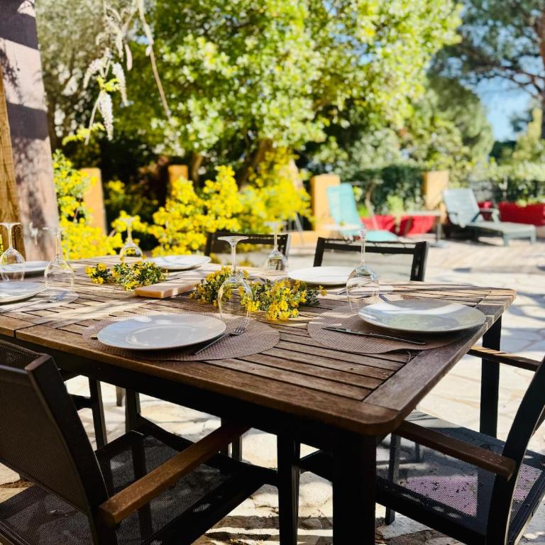 Le Mazet des amis-tree-lined-swimming pool-near sea - Villa - 2