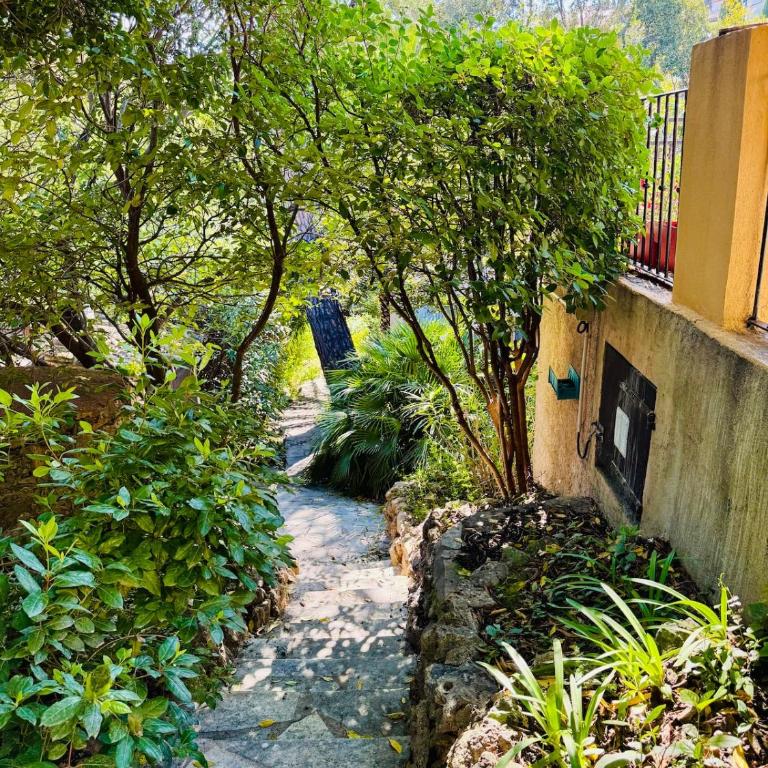 Le Mazet des amis-tree-lined-swimming pool-near sea - Villa - 11