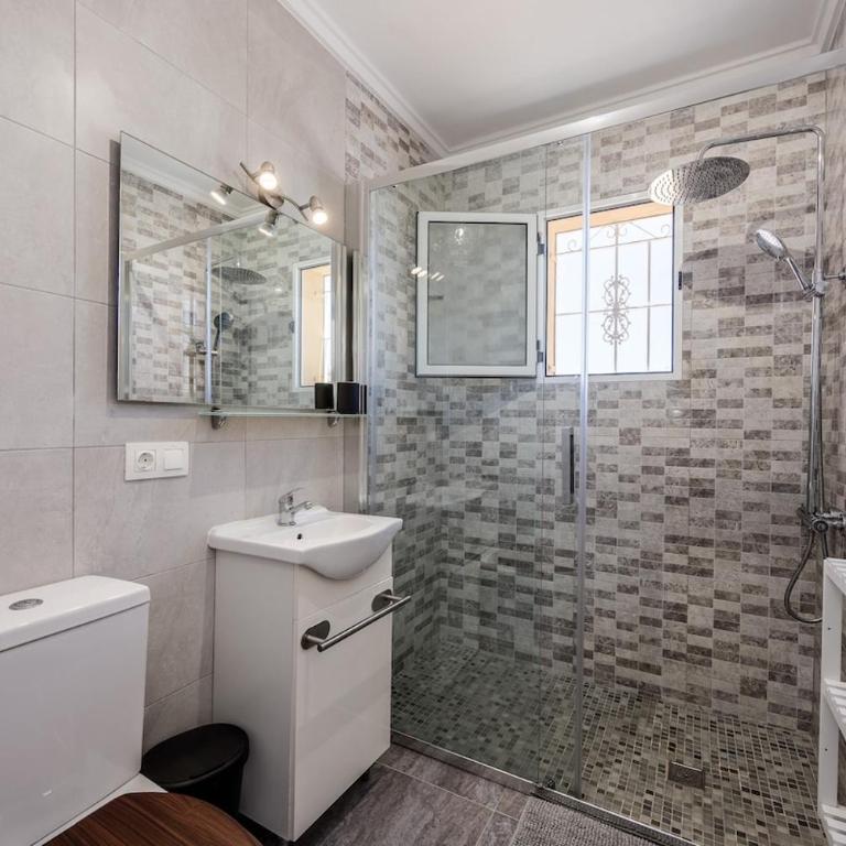 Sunny 3-Bedroom House with Pool and Rooftop Terrace - Haus mit 3 Schlafzimmern - 24