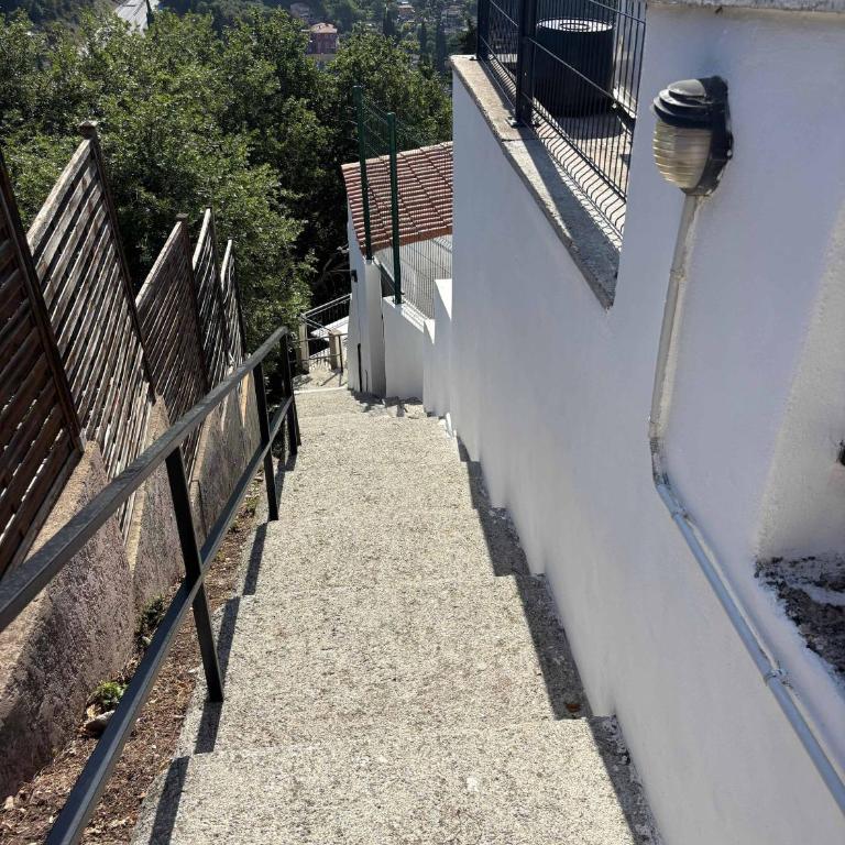 Beautiful renovated family apartment, Menton hills, 10' from city center - Appartement avec Terrasse - 42
