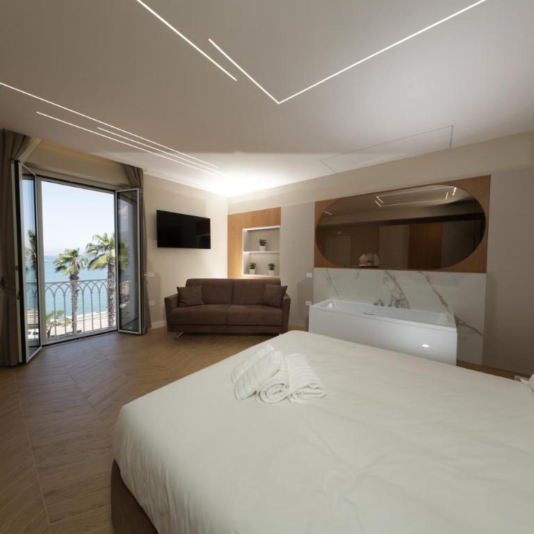 Live in Gaeta - One-Bedroom Apartment with Balcony and Sea View - 3