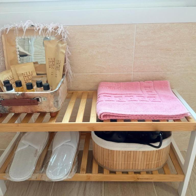 Queen of Dreams - Double or Twin Room with Private Bathroom - 18