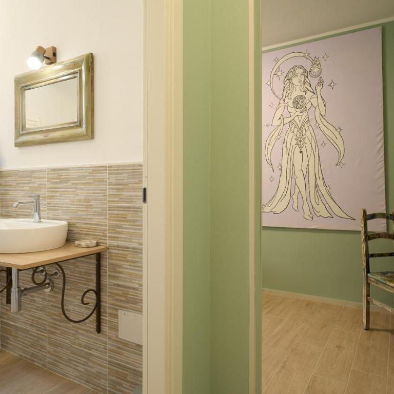 Queen of Dreams - Single Room with Private Bathroom - 11