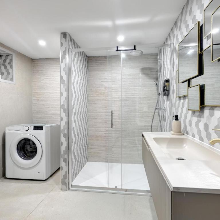 UrbanFlat 228 - Villa d Exception avec Piscine Privee et Plages a Pied Juan les Pins - Maison 6 Chambres - 14