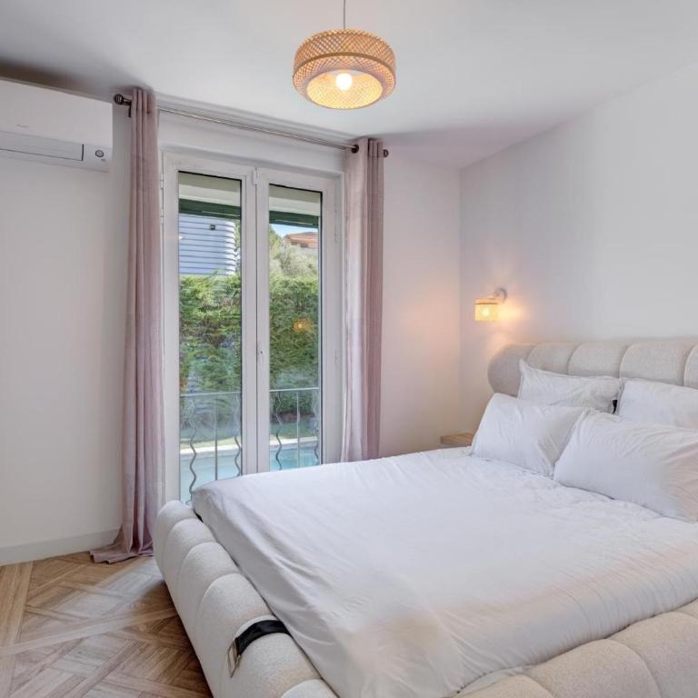 UrbanFlat 228 - Villa d Exception avec Piscine Privee et Plages a Pied Juan les Pins - Maison 6 Chambres - 15