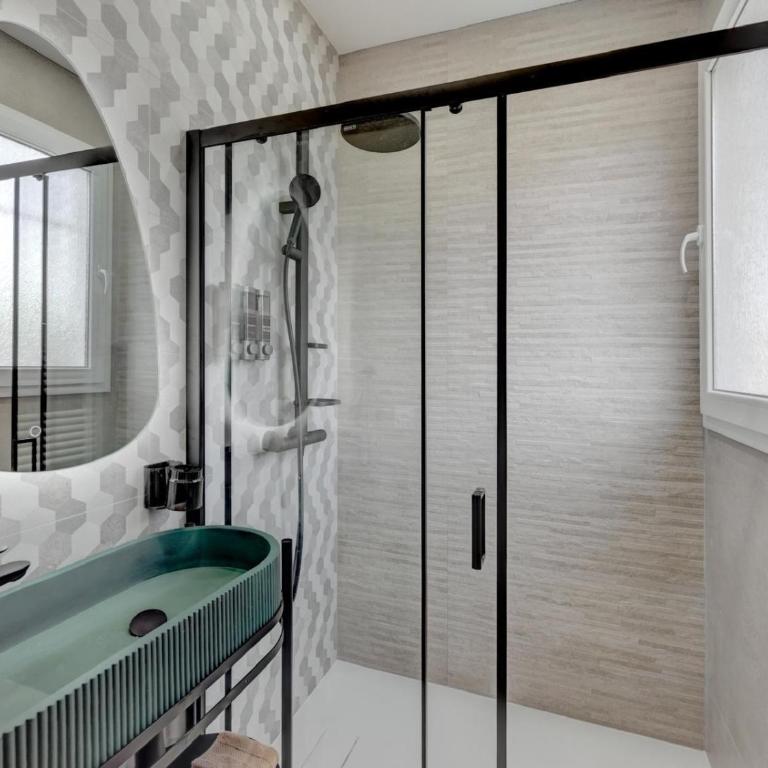 UrbanFlat 228 - Villa d Exception avec Piscine Privee et Plages a Pied Juan les Pins - Maison 6 Chambres - 16