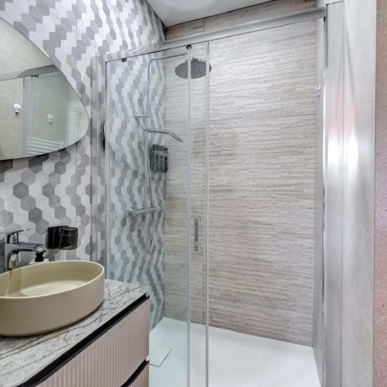UrbanFlat 228 - Villa d Exception avec Piscine Privee et Plages a Pied Juan les Pins - Maison 6 Chambres - 22