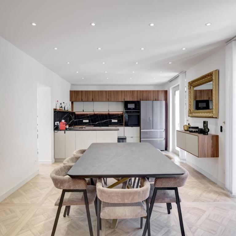 UrbanFlat 228 - Villa d Exception avec Piscine Privee et Plages a Pied Juan les Pins - Maison 6 Chambres - 24