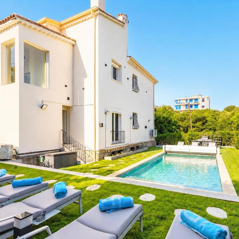 UrbanFlat 228 - Villa d Exception avec Piscine Privee et Plages a Pied Juan les Pins - Maison 6 Chambres - 25