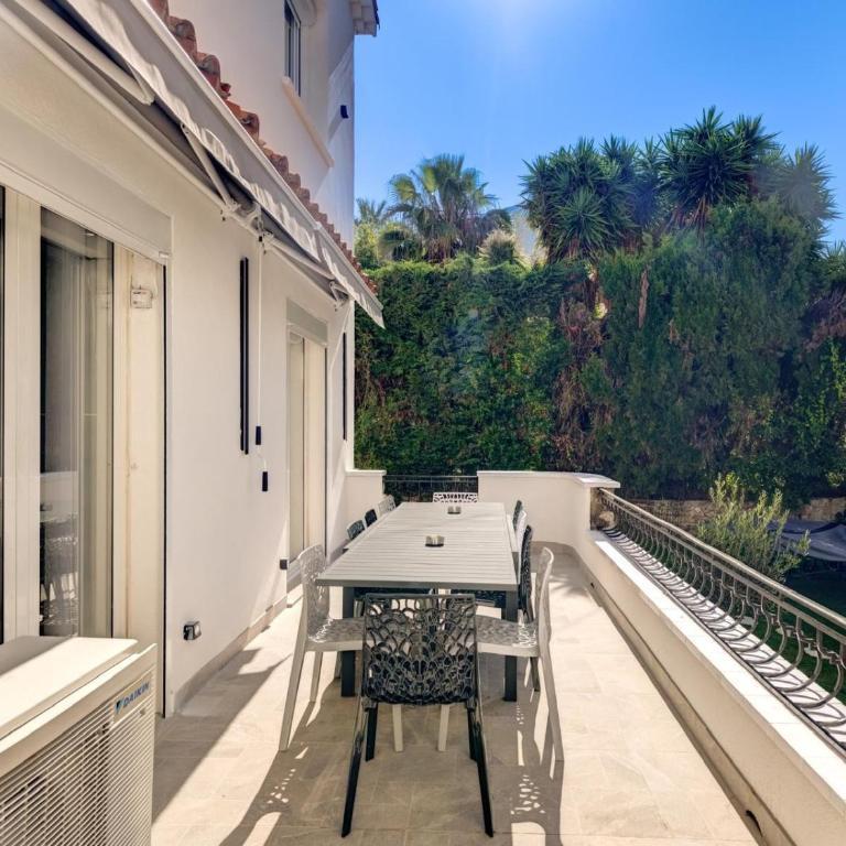 UrbanFlat 228 - Villa d Exception avec Piscine Privee et Plages a Pied Juan les Pins - Maison 6 Chambres - 30