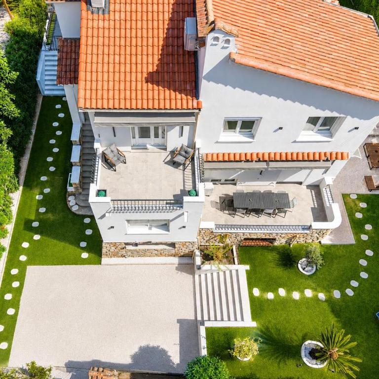 UrbanFlat 228 - Villa d Exception avec Piscine Privee et Plages a Pied Juan les Pins - Maison 6 Chambres - 34