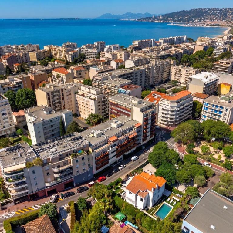 UrbanFlat 228 - Villa d Exception avec Piscine Privee et Plages a Pied Juan les Pins - Maison 6 Chambres - 35