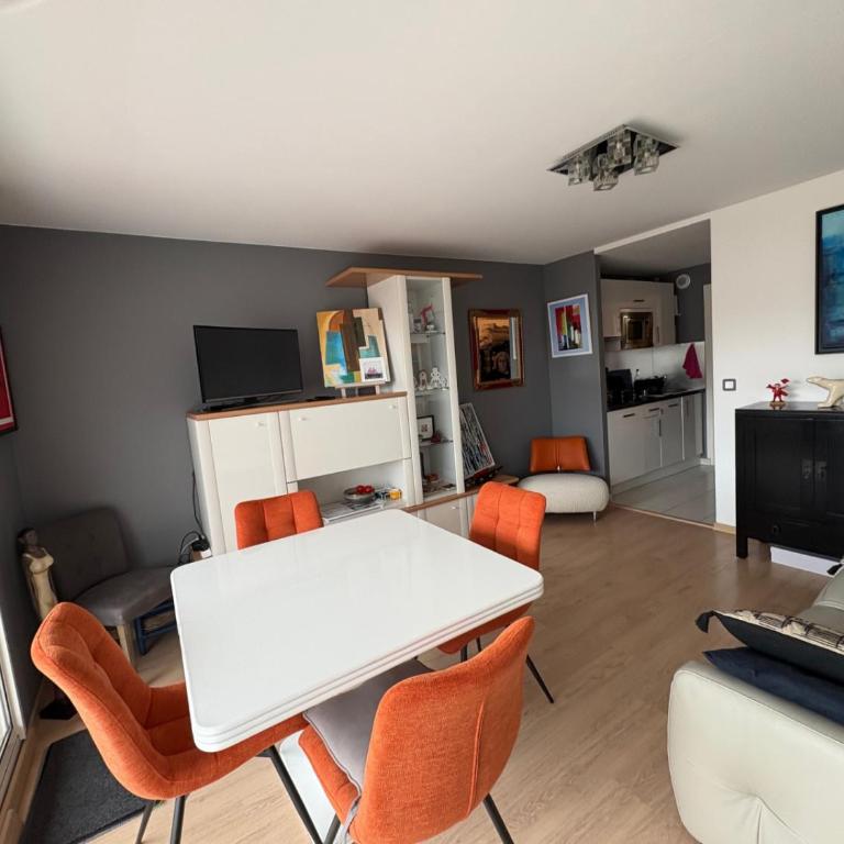 Charmant studio cabine avec balcon plein sud et aperçu mer au cœur du Touquet-Paris-Plage - Appartement - 1