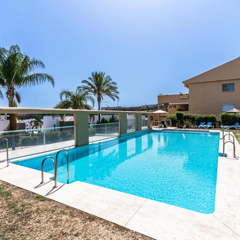 La Resina Golf Retreat With Terrace & Pool - Apartment mit 2 Schlafzimmern, einem Balkon und Meerblick - 8