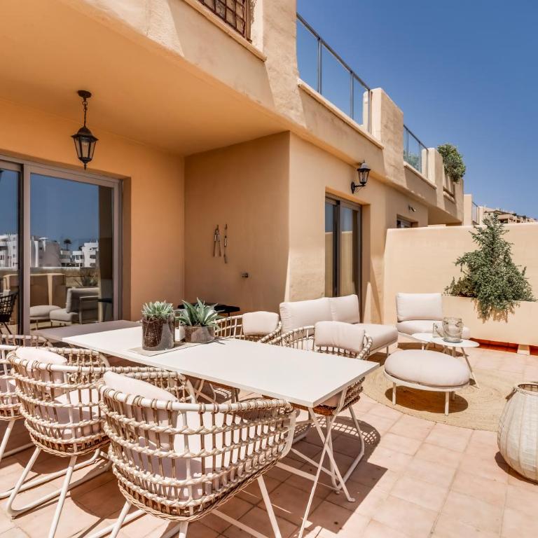 La Resina Golf Retreat With Terrace & Pool - Apartment mit 2 Schlafzimmern, einem Balkon und Meerblick - 7