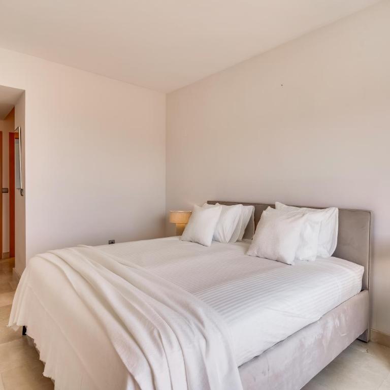 La Resina Golf Retreat With Terrace & Pool - Apartment mit 2 Schlafzimmern, einem Balkon und Meerblick - 9
