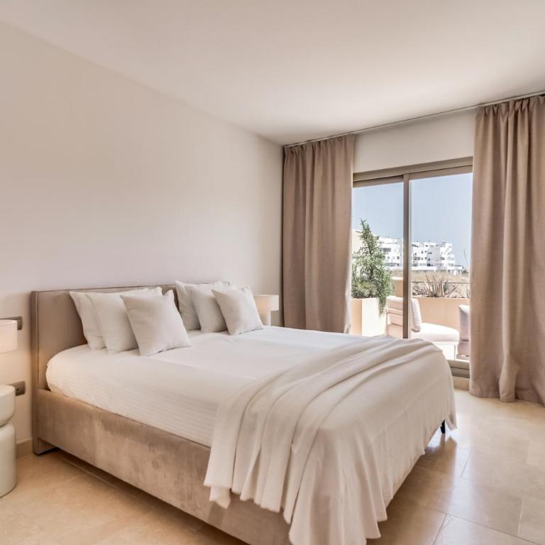 La Resina Golf Retreat With Terrace & Pool - Apartment mit 2 Schlafzimmern, einem Balkon und Meerblick - 2