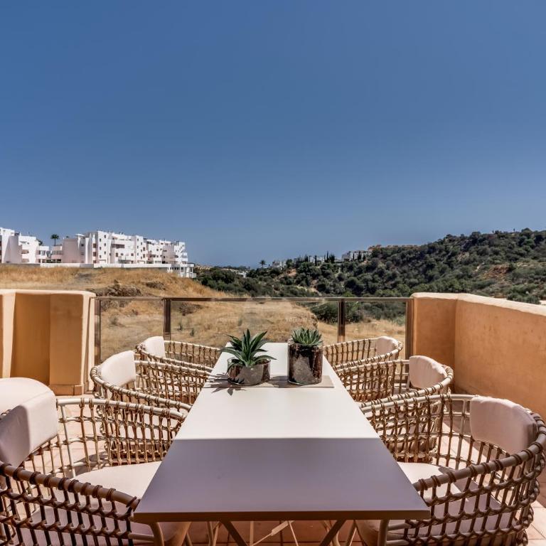 La Resina Golf Retreat With Terrace & Pool - Apartment mit 2 Schlafzimmern, einem Balkon und Meerblick - 14