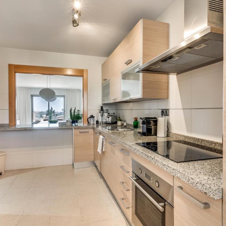 La Resina Golf Retreat With Terrace & Pool - Apartment mit 2 Schlafzimmern, einem Balkon und Meerblick - 15